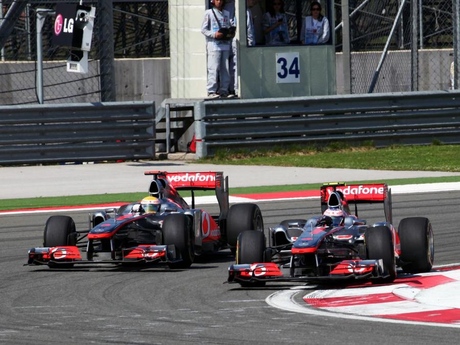  McLaren Mercedes-Benz MP4-26 2011 года  (фото 3 из 17)